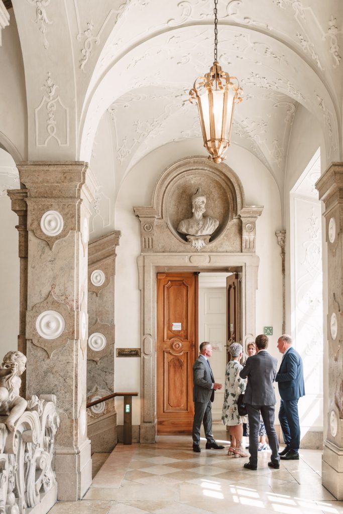 Vor dem Büro im Schloss Mirabell wartet die Familie.
