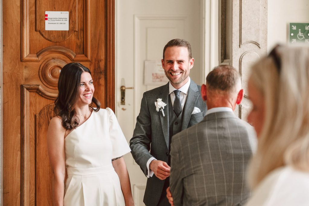 Das Brautpaar unterhält sich mit der Familie vor dem Trauungssaal.
