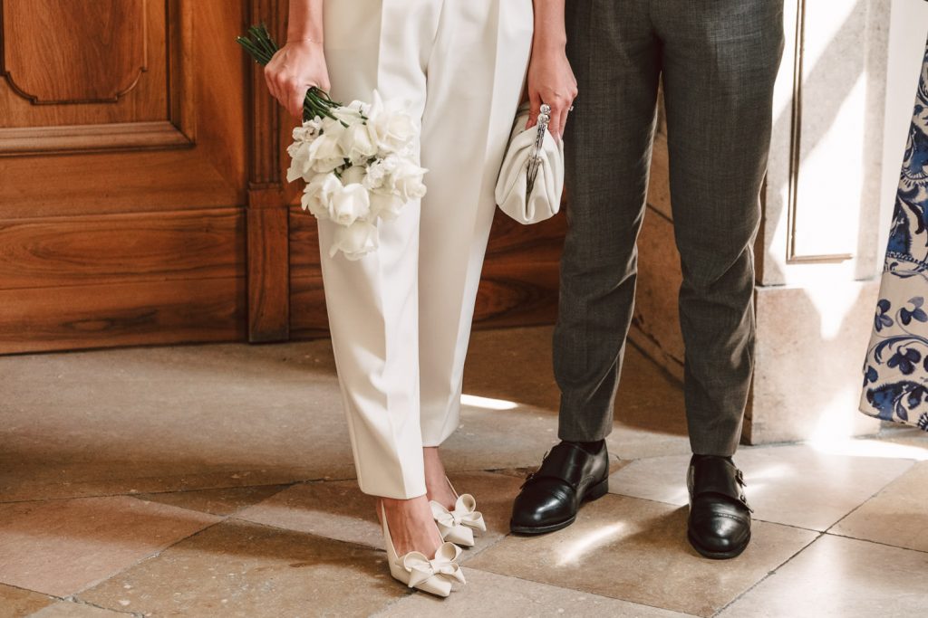 Detailaufnahme von den Schuhen und den Brautstrauß.