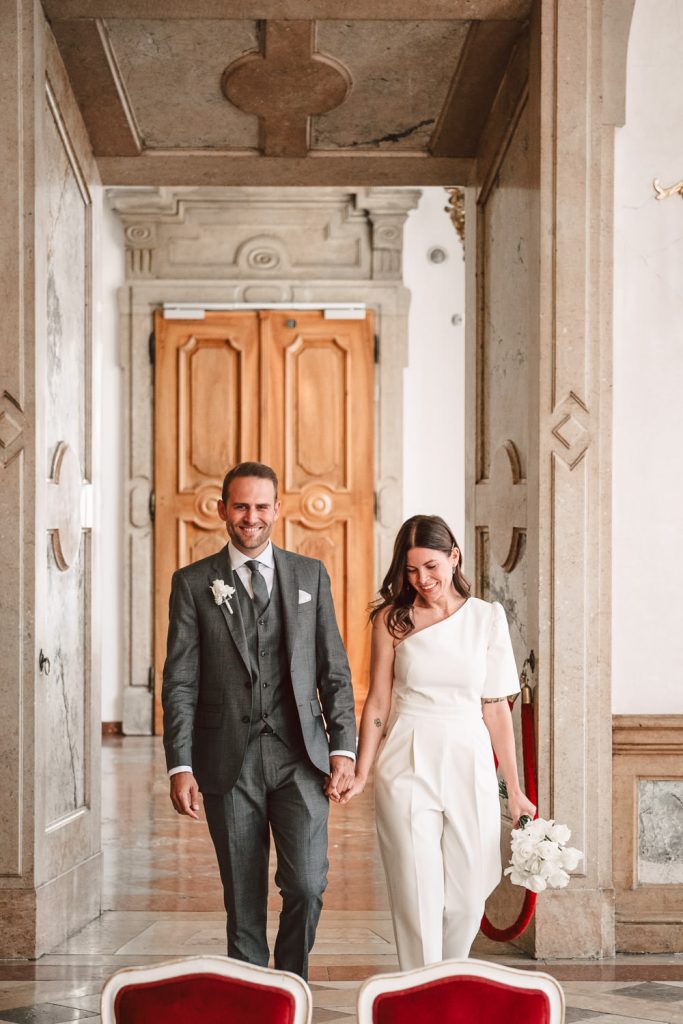 Braut und Bräutigam ziehen in den Saal ein.