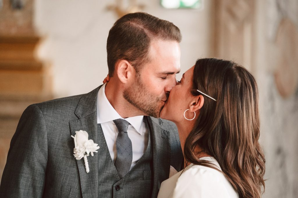 Brautpaar küsst sich.