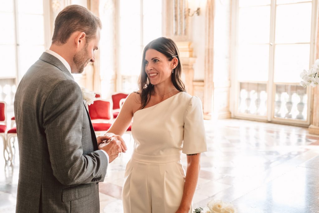 Das Brautpaar machen nun den Ringtausch