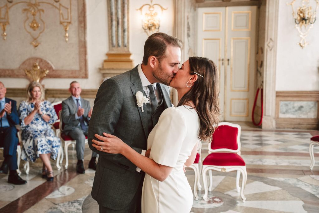 Nach dem Ringtausch kam der Kuss.