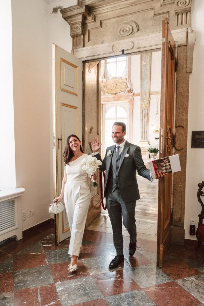 Das Brautpaar zieht aus dem Saal aus.